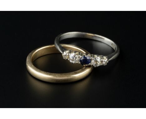 A SYNTHETIC SAPPHIRE AND DIAMOND FIVE STONE RING, white precious metal mounted, stamped '750', and a 9ct gold wedding band, f