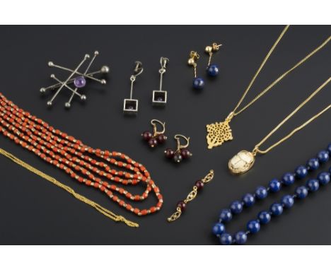 A COLLECTION OF JEWELLERY, to include a scarab pendant, on a ropetwist-link chain stamped '750', an Eastern pierced pendant, 