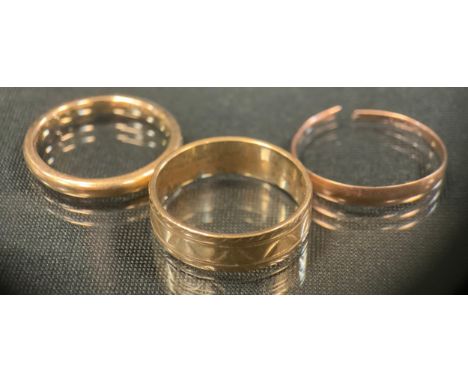 A 9ct gold signet ring;  9ct gold wedding band etc, 6.6g gross (3) 