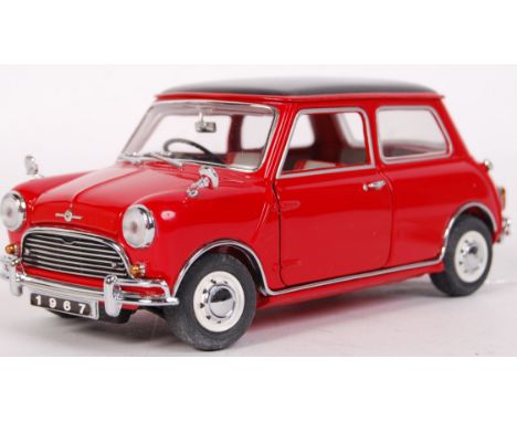 A good Franklin Mint made precision diecast model 1967 Morris Mini Cooper. 1:24 scale. Appears mint+ condition, within the or