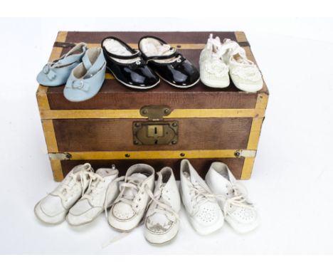 A doll's trunk, covered in brown mock crocodile paper with yellow wood grained banding and original key --13 ½in. (34.5cm.) w