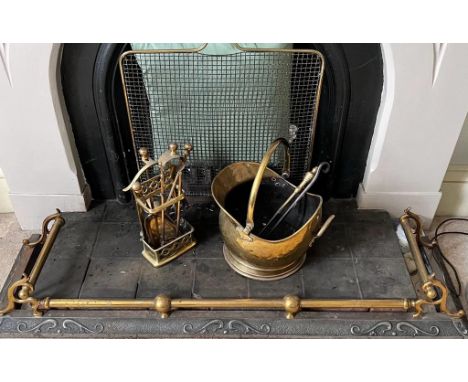 BRASS FIRE KERB, APPROX 130 x 37cm, BUCKET, FIRE SCREEN AND COMPANION SET

 