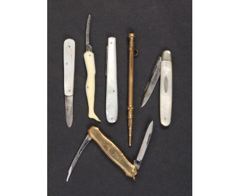 Five pocket knives and a pencil comprising a twin blade example with gilt engraved scales, 6.2cm, a single blade knife the iv