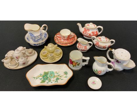 Ceramics - a miniature Spode red willow pattern tea set for one;  mask head jug;  blue willow jug and bowl set;  Dolls House 