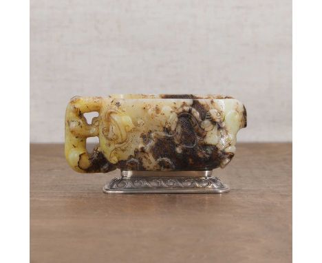 A Chinese jade cup,20th century, the exterior carved in relief with chilong, mounted on a silver base,12cm long二十世纪 玉雕螭龙纹杯Con