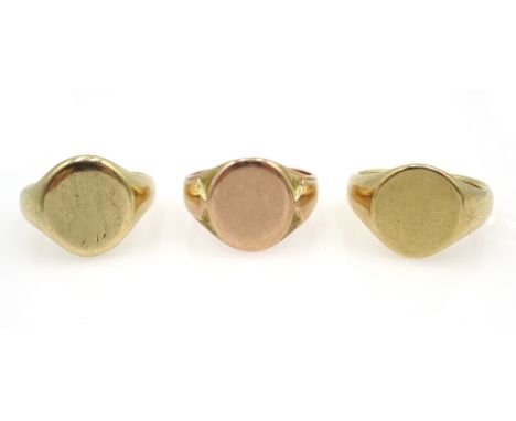 9ct rose gold signet ring, Chester 1916 and two other 9ct yellow gold signet rings hallmarked, approx 18.77gm
