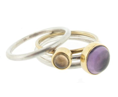 Four rings by Wendy Ramshaw, set with an amethyst cabochon and a smokey quartz cabochon, with two silver rings either side. M