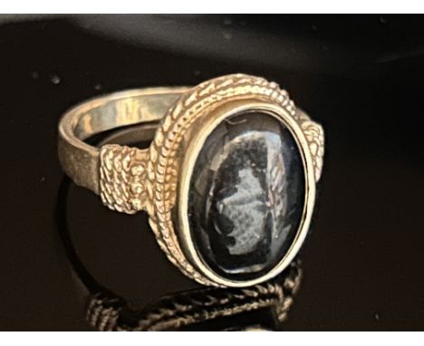 9ct Gold ring set with black hard stone 5.2g Size Q 
