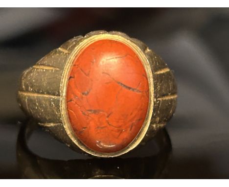 9ct Gold ring set with red hard stone 6.3g Size Q 
