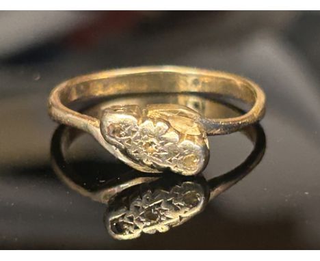 18ct Gold ring set with 3 small diamonds set in platinum 2.4g Size P 