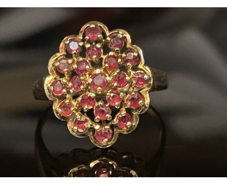 9ct Gold garnet cluster ring Size N 3.8g 