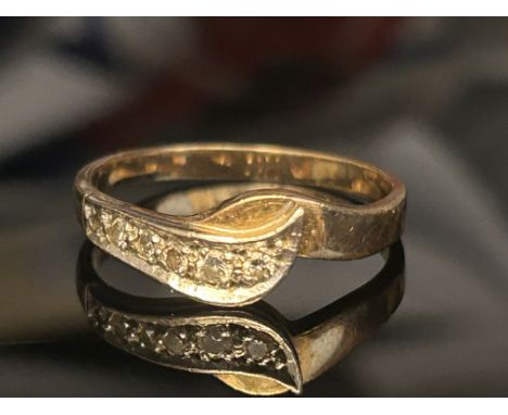 18ct Gold ring set with 6 diamonds in platinum 3.1g Size Q.5