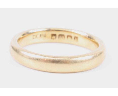 An 18ct yellow gold heavy court shaped 3.9mm wide wedding ring, size R, gross weight 7.7g, hallmarked 18ct, London 1923, spon