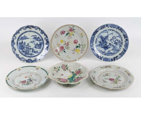 A collection of five Chinese porcelain plates, 18th century, including undergalze blue and famille rose decorated examples, l
