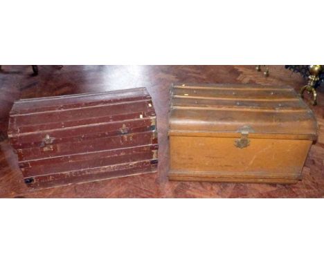 Dome top trunk and a metal storage trunk. Condition report: see terms and conditions.