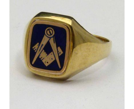 9ct gold Masonic signet ring with a swivel table Condition report: gross weight 5.2g; minor blemishes and scratches to the en