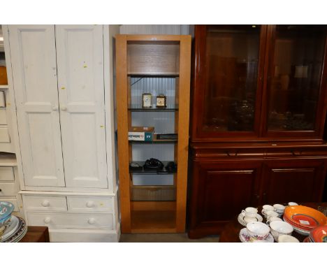 A modern light oak shelving unit fitted five glass shelves 