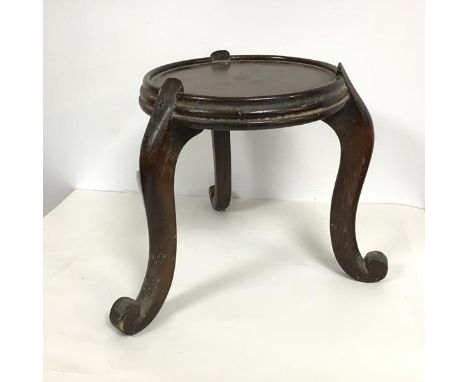 A Chinese hardwood jardiniere stand, the circular dished top on cabriole legs ending in scroll feet (29cm x d.27cm)
