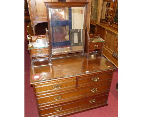 An Edwardian walnut swing mirror backed dressing chest, of two short over two long drawers, w.107cm; together with a matching