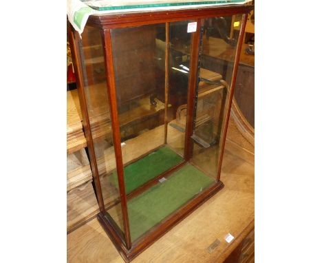 A circa 1900 mahogany table-top glazed shop display cabinet, having mirrored inset single rear door, and twin glass adjustabl