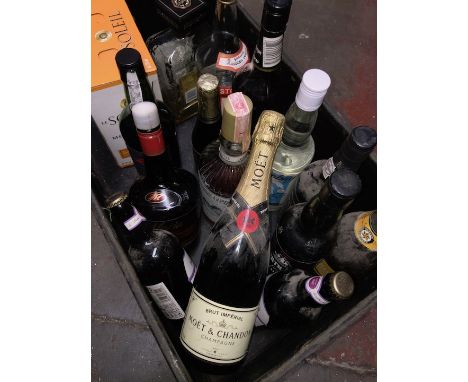 A large box containing quantity of alcoholic beverages to include Moet &amp; Chandon champagne, wine, port, Southern Comfort,