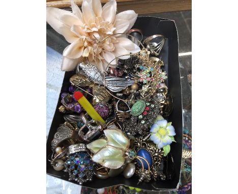 A box of misc vintage and modern jewellery to include rings, brooches, earrings 