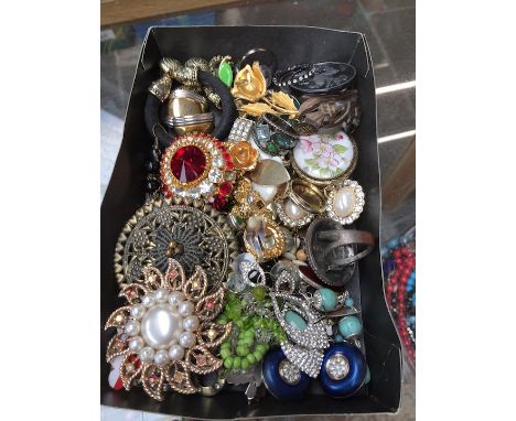 A box of mainly vintage jewellery to include earrings, rings, brooches 