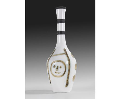 Pablo Picasso     1881 Malaga - 1973 Mougins Engraved bottle. 1954 . Keramik. Ton, weißer Scherben mit Engoben- und Paraffinm