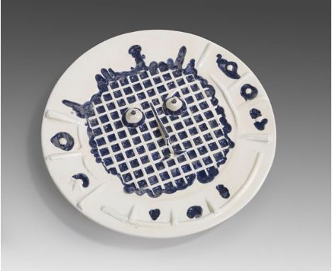 Pablo Picasso     1881 Malaga - 1973 Mougins Visage à la grille. 1956. Keramik. Weißer Scherben, Reliefdekor mit Engobemalere