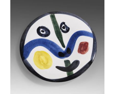 Pablo Picasso     1881 Malaga - 1973 Mougins Visage No. 0. 1963. Keramik. Weißer Scherben mit Engoben- und Emailledekor, glas