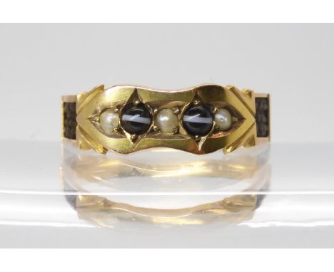 AN UNUSUAL MOURNING RING set with banded sardonyx and pearls with plaited hair panels. hallmarked 9ct, Chester 1913, makers m