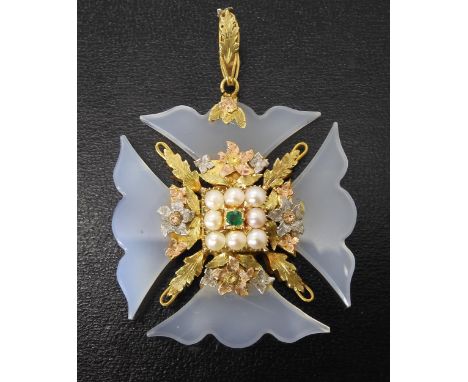 AN AGATE, EMERALD &amp; PEARL MOURNING PENDANT with three colour gold flower mount set with split pearls and an emerald, the 