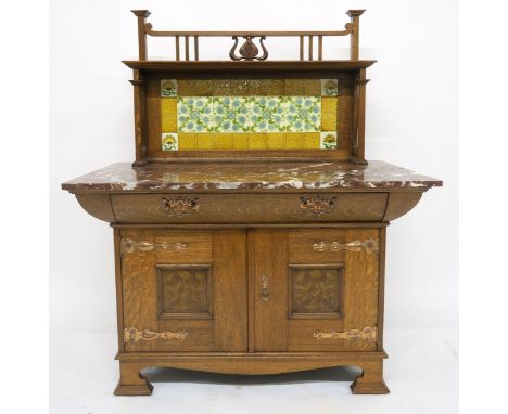 AN EARLY 20TH CENTURY OAK AND MARBLE TOPPED SHAPLAND & PETTER BARNSTABLE ARTS & CRAFTS with floral tiled splashback above mar