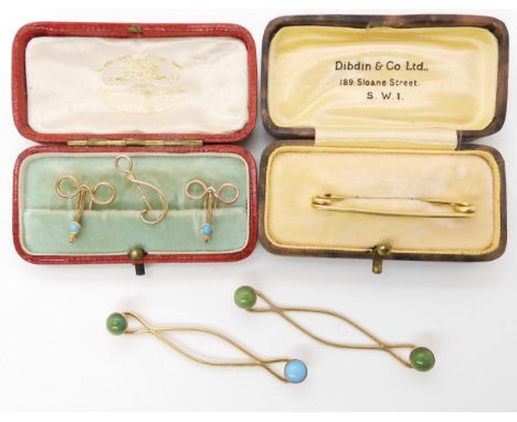 A COLLECTION OF VINTAGE ITEMS to include a small scroll pin, marked 9ct MB &amp; Co, (Murrle Bennet) weight 0.3gms. Two turqu