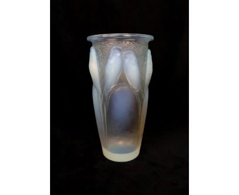 RENÉ LALIQUE (FRENCH, 1860-1945) A LARGE 'CEYLAN' VASE designed 1924, the opalescent press-moulded glass decorated with Budgi