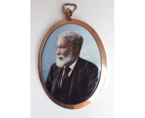 A PAINTED PORTRAIT OVAL MINIATURE OF A GENTLEMAN wearing a suit, in a 9ct gold frame, 8 x 6cm Condition Report:Available upon