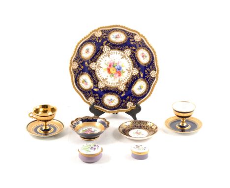 Royal Worcester cabinet plate, the central field painted with floral bouquet, surrounded by six similar vignettes, against a 