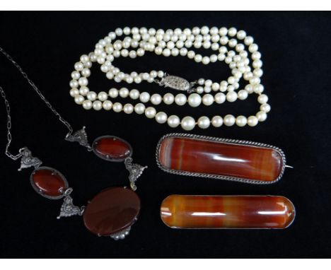 ASSORTED JEWELLERY comprising two banded agate bar brooches, double strand pearl necklace with silver clasp and an agate, and