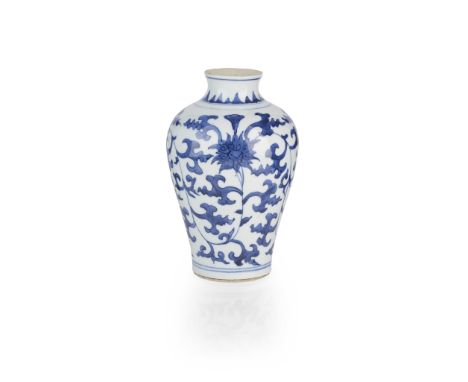 BLUE AND WHITE VASE QING DYNASTY, KANGXI PERIOD 清康熙 青花纏枝蓮紋瓶 the bulbous body topped with a short splayed neck, the exterior p