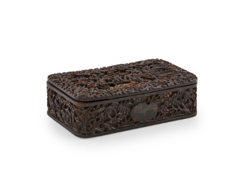 Y TORTOISESHELL RECTANGULAR SNUFF BOX AND COVER QING DYNASTY, 19TH CENTURY 清 玳瑁雕人物紋長方蓋盒 the hinged cover and bottom carved wi