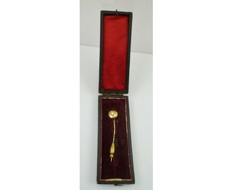 AN 18CT GOLD GENTLEMAN'S TIE STICK PIN, diamond set 