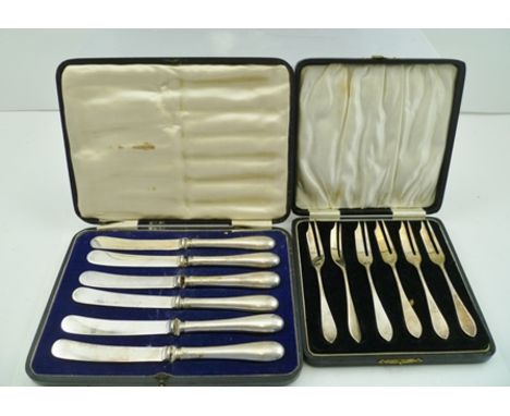 HASELER LTD. A SET OF SIX SILVER CAKE FORKS having plain tapered handles, Birmingham 1927, cased and a SET OF SIX DISSIMILAR 