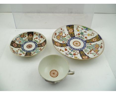 AN 18TH CENTURY WORCESTER PORCELAIN CUP AND SAUCER, together with a 19.5cm diameter PLATE in rich "Queens" pattern, painted a