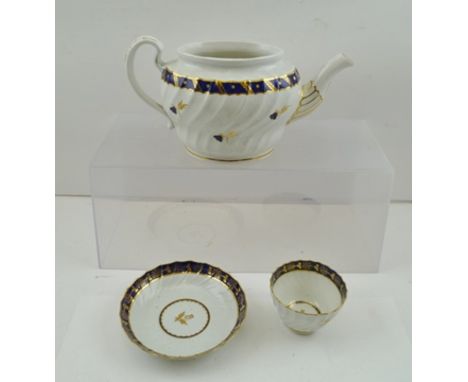 AN EARLY 19TH CENTURY WORCESTER TEAPOT, having writhen body, cobalt blue and gilt spring design (missing cover), together wit