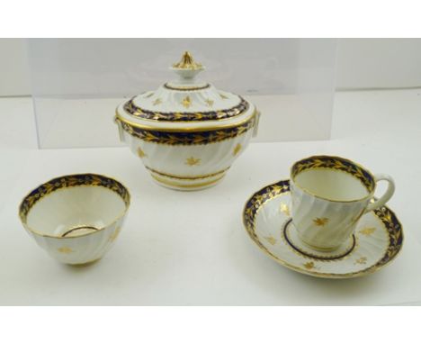 AN EARLY 19TH CENTURY WORCESTER PORCELAIN SUGAR BOWL AND COVER, having writhen body with gilded faux ring handles, with cover