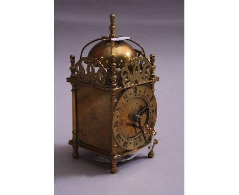 A SMITH'S BRASS LANTERN CLOCK, approximate height 17cm (key)