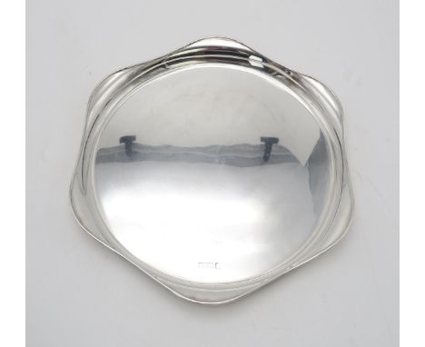 A GEORGE V SILVER DISH by R W Sorley, London 1915, of lobed form, the rim slightly everted, 777gms / 24.98oz Condition Report