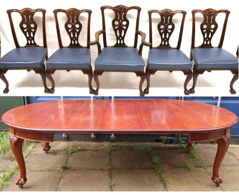 A VICTORIAN MAHOGANY CIRCULAR WIND OUT EXTENDING DINING TABLE&nbsp; with three additional leaves, 137cm x 42cm on shaped ball