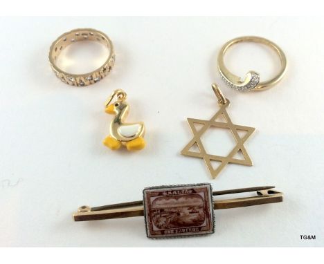 Mix bag of 9ct gold jewellery to include diamond ring 