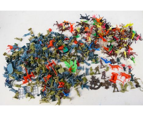  Airfix - Marx - Others - A large quantity of unboxed plastic soldiers, predominately in 1:76 scale. Lot includes figures and